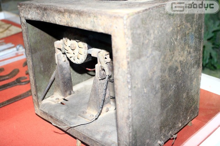 Máy khống chế bom từ trường thô sơ của công binh binh trạm 34 dùng khống chế và phá bom từ trường từ năm 1967 - 1974